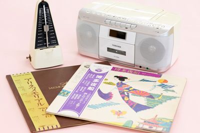 ラジカセと二枚のレコードとメトロノームの写真
