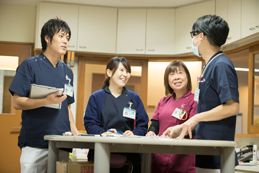 談笑する看護部スタッフ4名