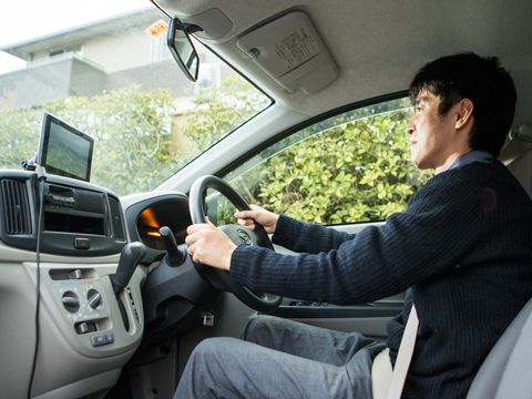 車で訪問先に向かう介護ステーションあいりすの職員の写真