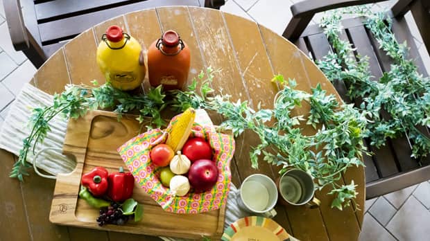 テーブルの上に置かれた野菜や果物ののイメージ