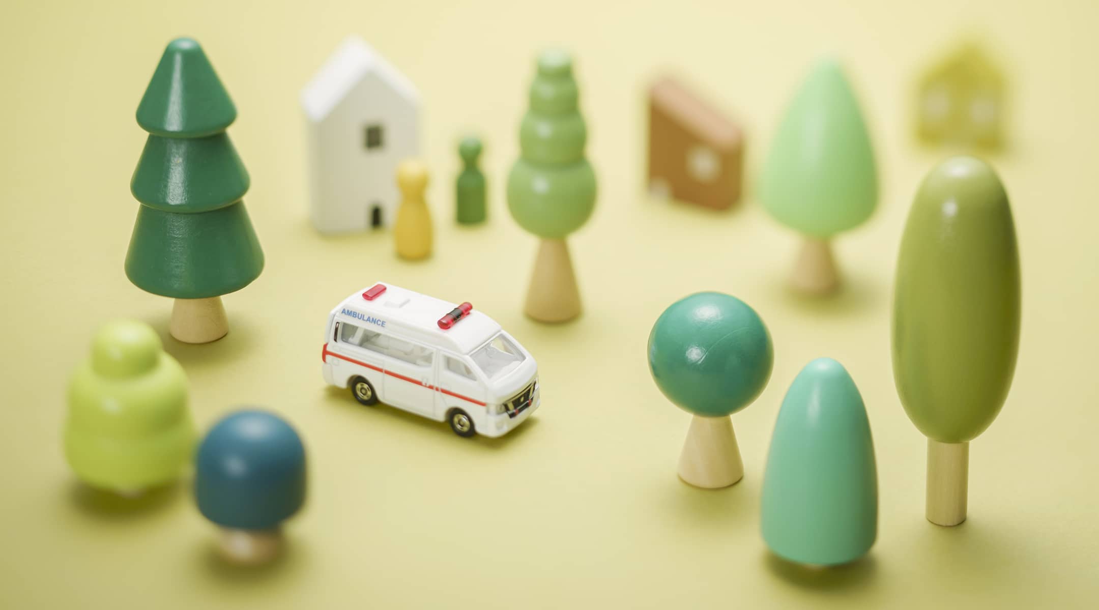 桜と救急車とフィギュアのイメージ