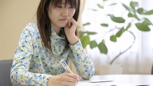 検査書類に記入する女性