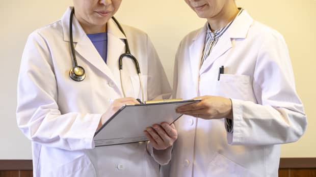 書類を見る二人の医師のイメージ