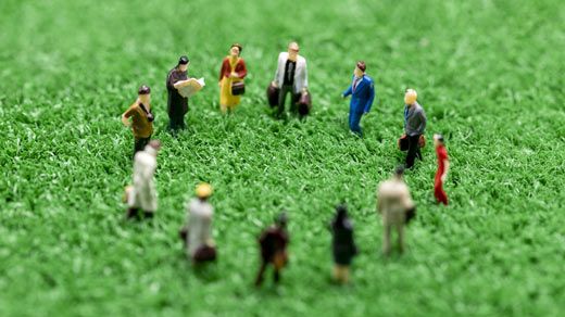 緑の上で円形に配置された人形のイメージ