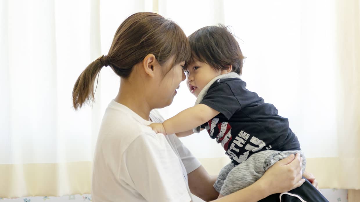 赤ちゃんを抱きかかえる女性2