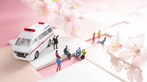 救急車とフィギュアと桜のイメージ