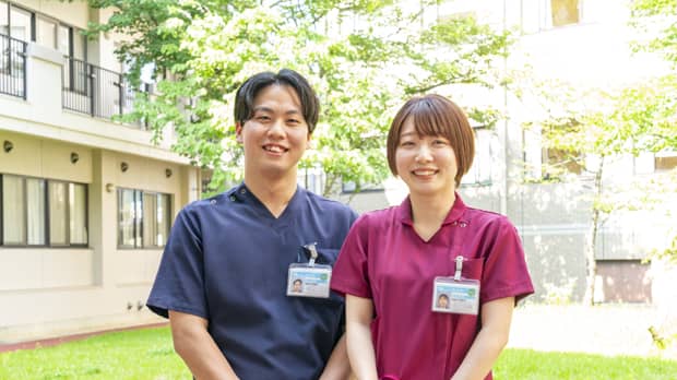 2人並ぶ男女看護士