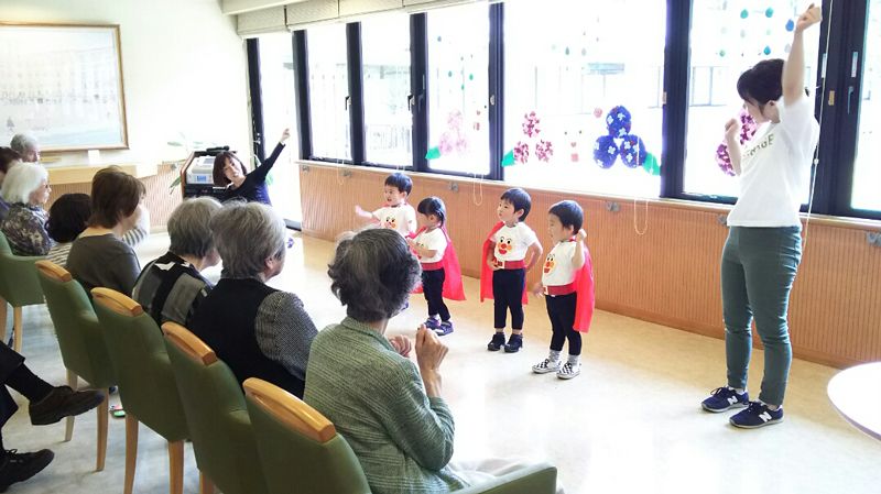 泯江堂エンゼル保育園、「あじさい祭り」の様子