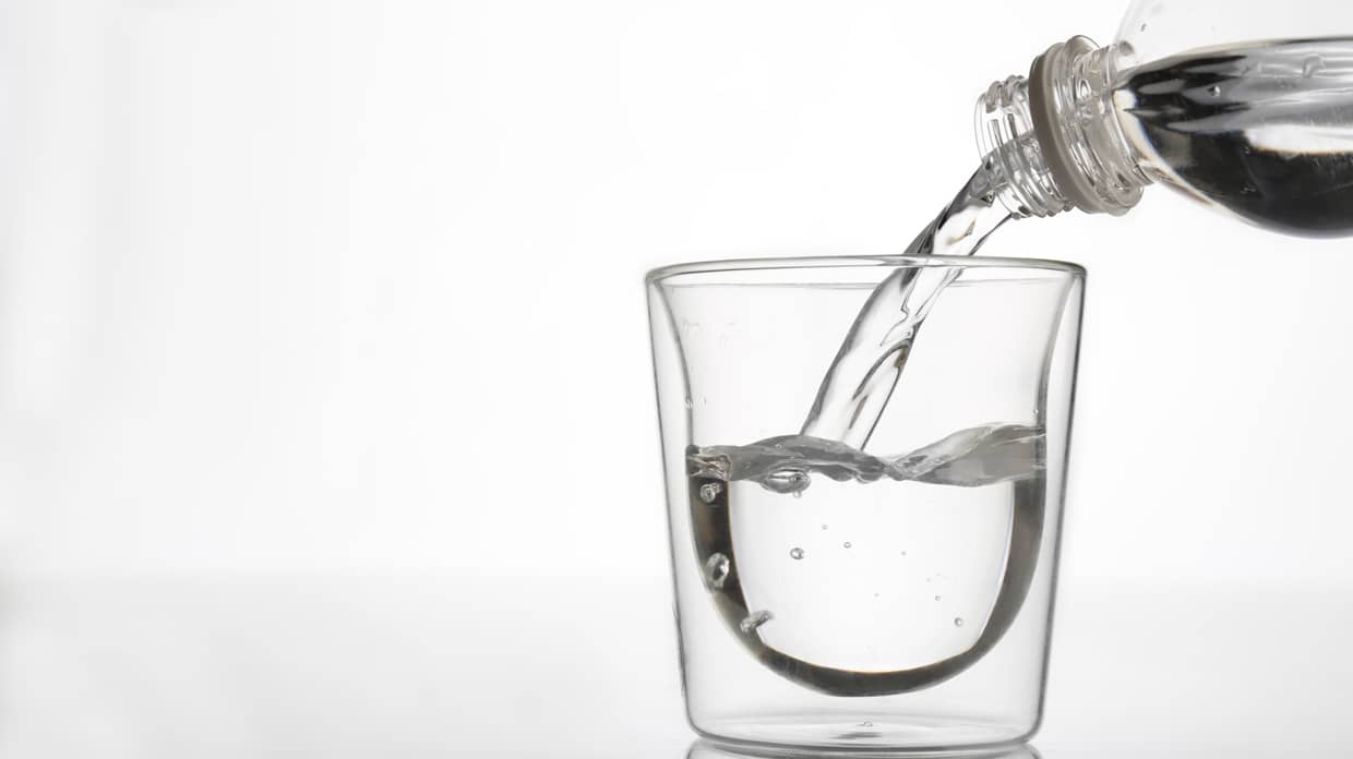 グラスに水を注ぐ写真