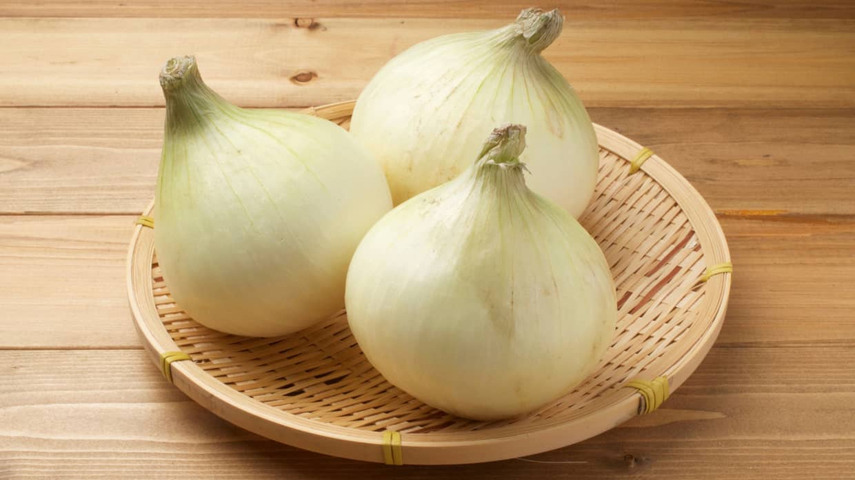 笊に載った玉ねぎ3つ
