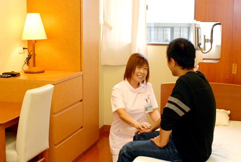 話をする看護師と患者