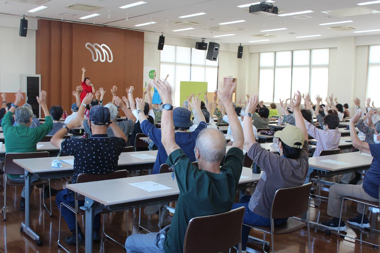 油山病院開催　公民館行事「レディバス歌謡コンサート」の様子2