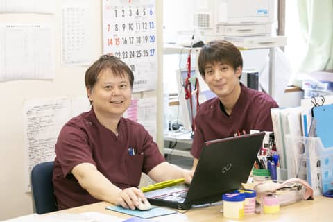 パソコンを使う看護部男性スタッフ2名