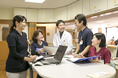 テーブルを囲んで談笑する職員