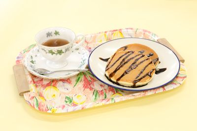 紅茶とホットケーキの写真