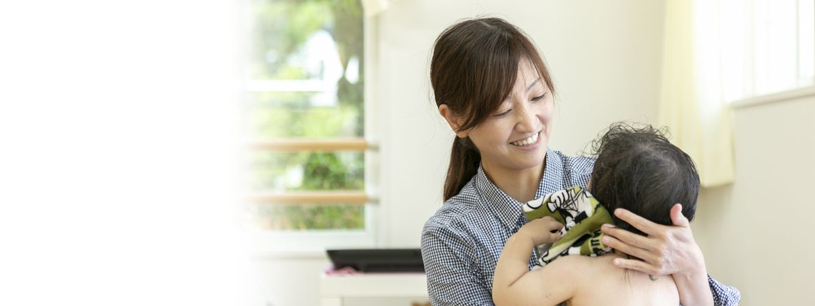 赤ちゃんを抱きかかえる女性