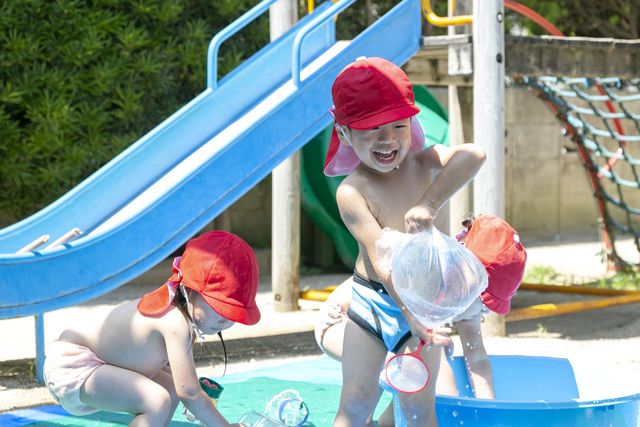 プールで遊ぶ泯江堂エンゼル保育園園児