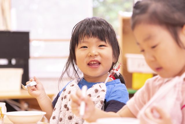 食事をしている泯江堂エンゼル保育園園児1