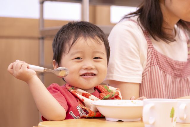 食事をしている泯江堂エンゼル保育園園児2