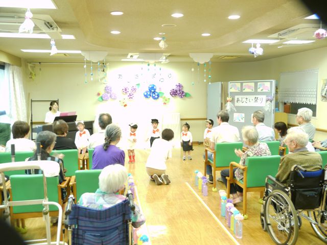 エンゼル保育園でのあじさい祭りで遊戯の様子