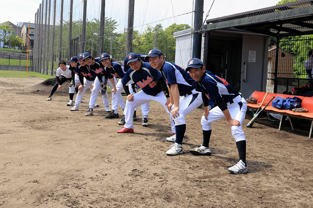 油山病院野球部、試合前に並ぶ部員