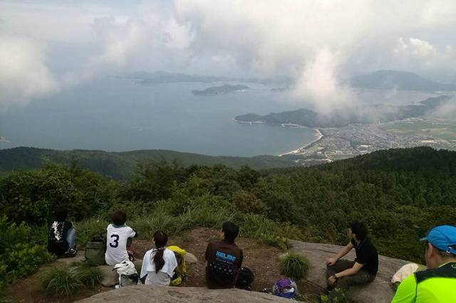 油山病院ワンダーフォーゲル部、頂上でくつろぐ部員