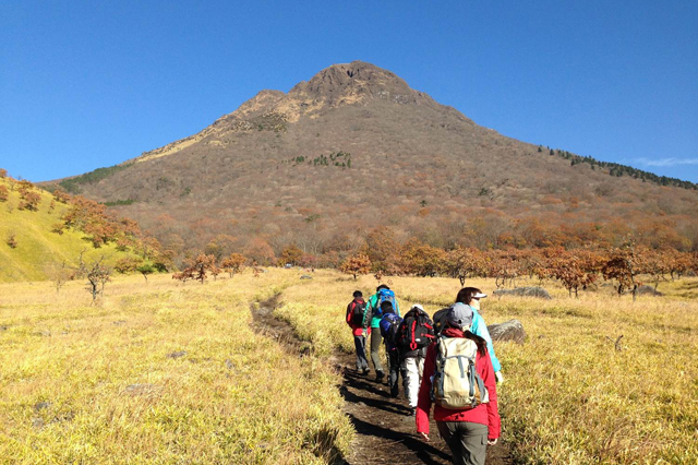 油山病院ワンダーフォーゲル部、山道を歩く部員