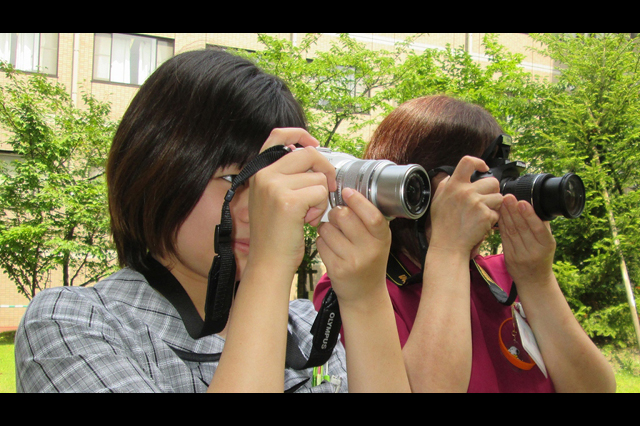 油山病院写真部、ファインダー覗く二人の女性