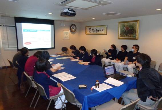 中堅職員のための、精神科認定看護師による講義の様子
