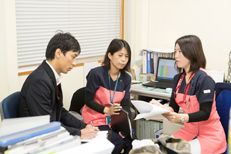 電話をする地域医療連携部の女性スタッフ