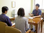 医療相談室で話し合いをしている写真