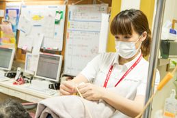器具を準備する看護部女性スタッフ