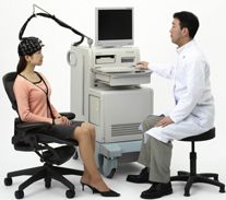光トポグラフィー検査を使っている医師と患者の写真