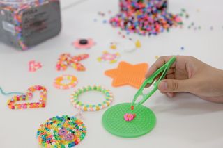 細かな作業療法をする様子