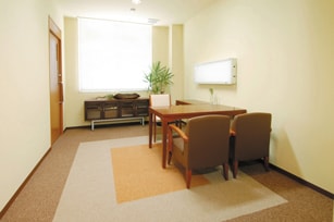 ホテル仕様の家具を配置した診察室