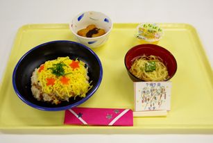 ちらし寿司と天の川に見立てたそうめん汁の写真