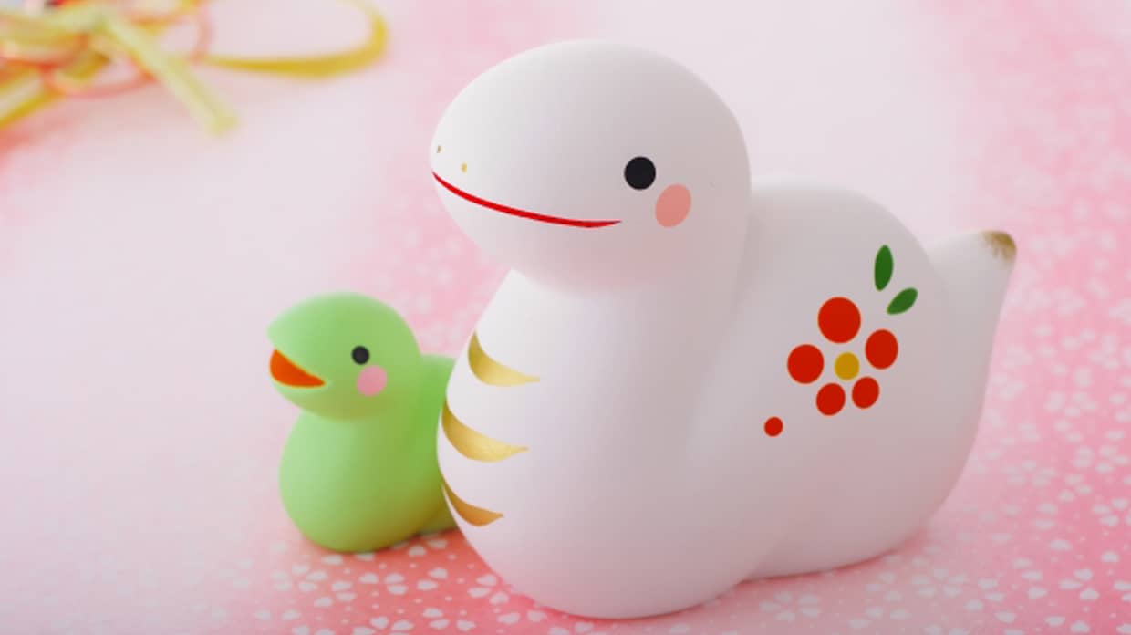 2つのヘビの置物