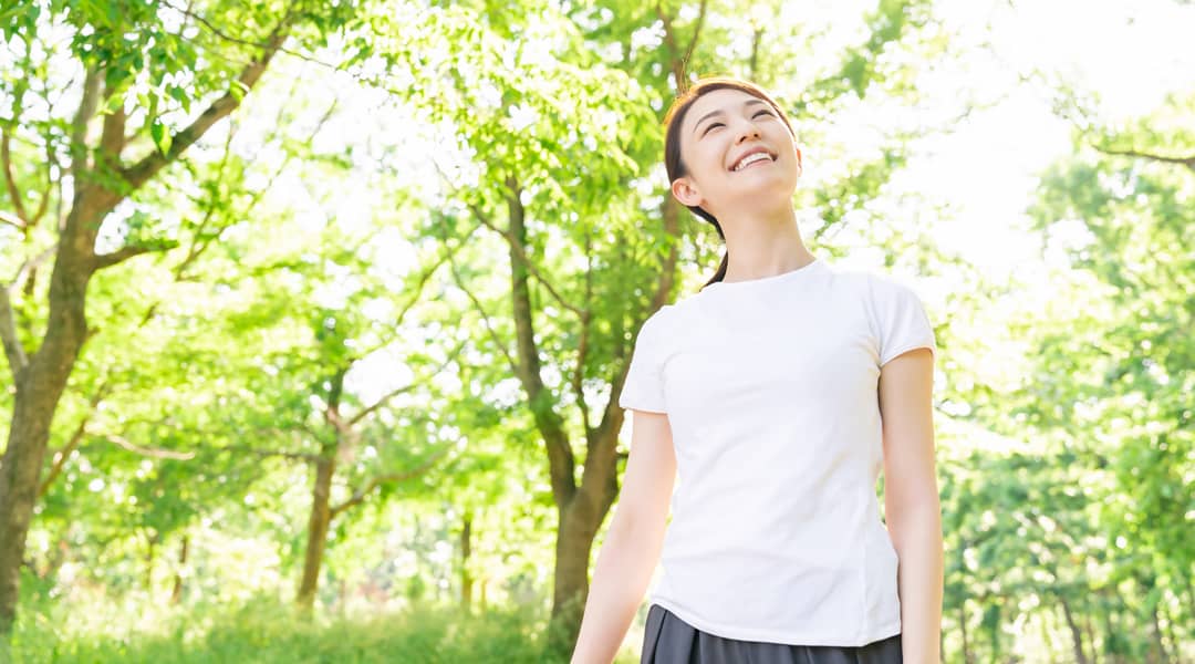 森の中の女性のポートレート