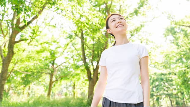 森の中の女性のポートレート