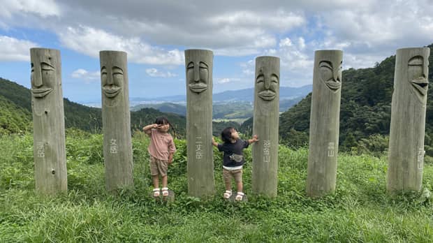 山で子供が二人