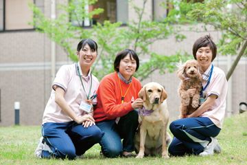 アニマルテラピー用犬2匹とスタッフ3人