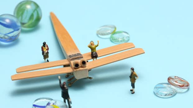 飛行機と人形のイメージ