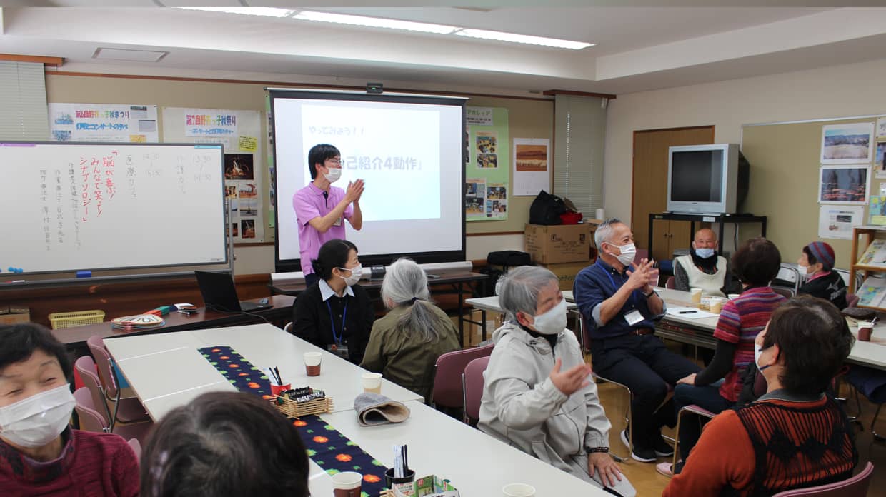 野芥公民館の医療カフェで「シナプソロジー」の様子1