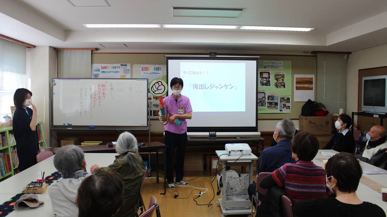 野芥公民館の医療カフェで「シナプソロジー」の様子2