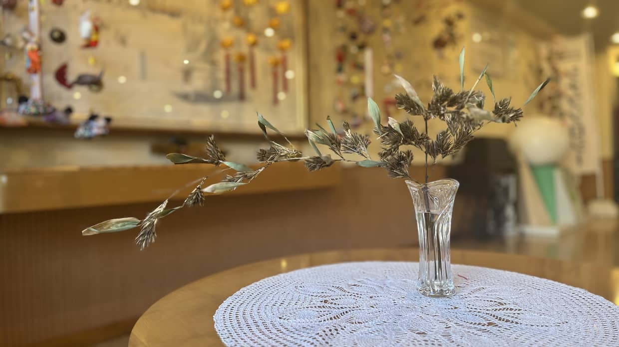 テーブルに置かれた花瓶の写真
