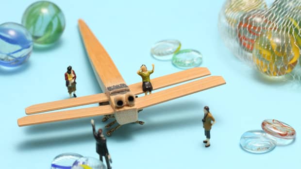 竹の飛行機、おはじき、ビー玉とフィギュアの写真