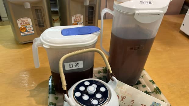 紅茶と黒豆茶の写真