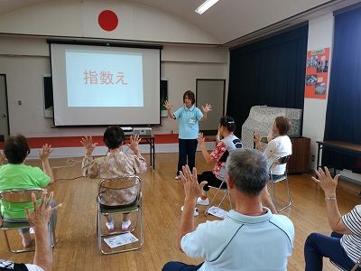 出前講座「認知症予防の脳トレ体操」の様子2