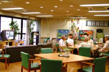 歓談する高齢者