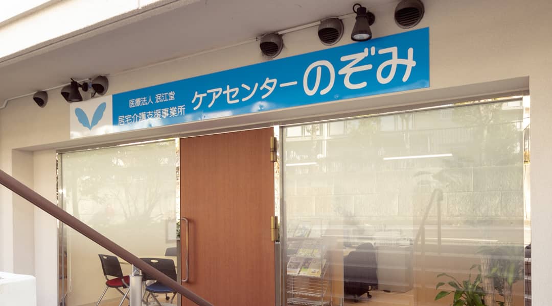 テレビのリモコンと人形のイメージ